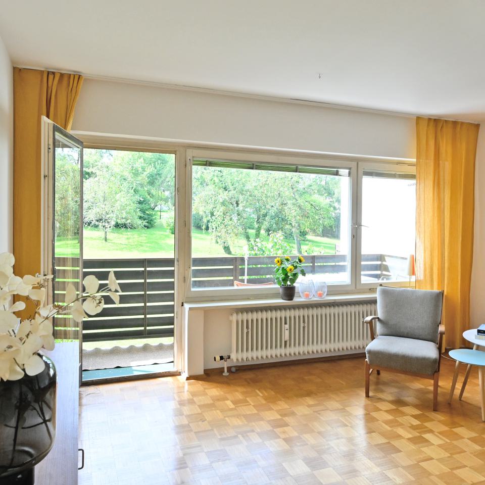 Utting am Ammersee erwartet Sie nur 250 zum See 2-Zimmer ETW verteilt auf 65 m² mit Hallenbad und parkähnlichen Gemeinschaftsgarten. Aussergewöhnlich, gemütlich. Ideal auch als Ferienwohnung geeignet. 349.000€ inclusive Stellplatz