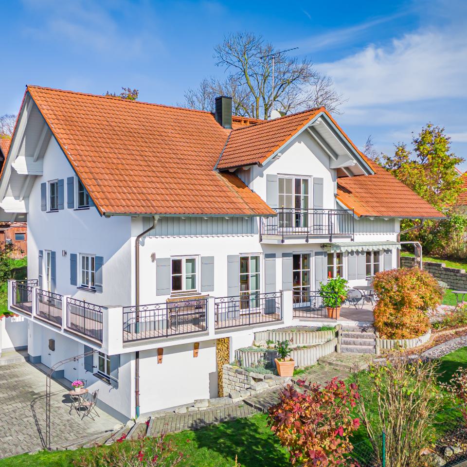 Einfamilienhaus der Extraklasse mit Weitblick Ein Stück Luxus! Einfamilienhaus mit viel Charme in der Nähe von Landsberg am Lech,
Gemeinde Pürgen in Stoffen.

171,30 m² Wohnfläche
851,00 m² Grundstück

Kapital: 899.000€